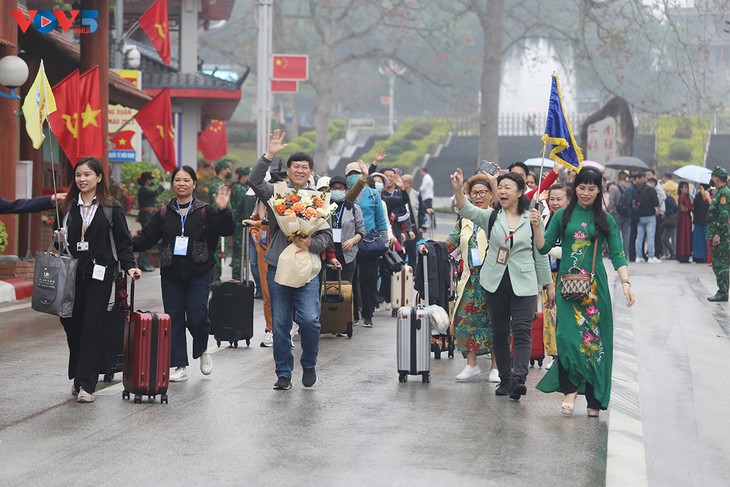 Hàng trăm du khách Trung Quốc qua các cửa khẩu thăm Việt Nam - ảnh 1
