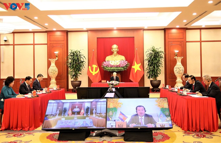 Party chief Nguyen Phu Trong holds phone talks with Cambodia's CPP President, PM Hun Sen - ảnh 1