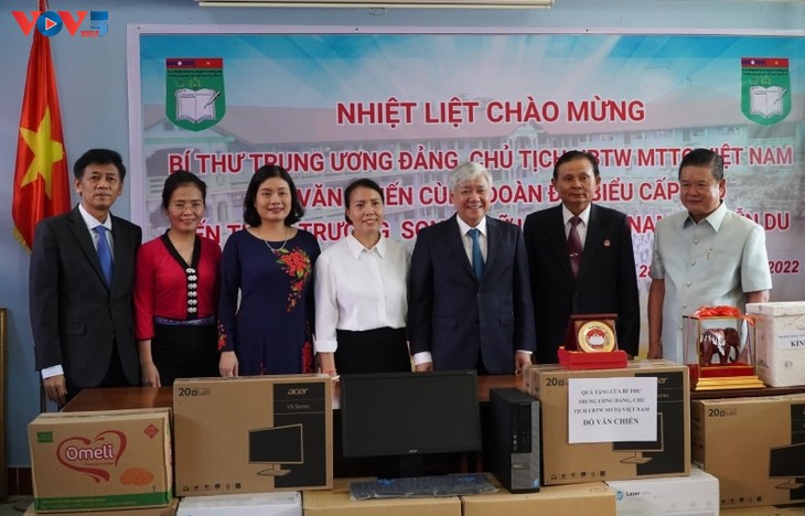 Chủ tịch Ủy ban Trung ương Mặt trận Tổ quốc Việt Nam Đỗ Văn Chiến thăm Trường song ngữ Lào - Việt Nam Nguyễn Du - ảnh 1