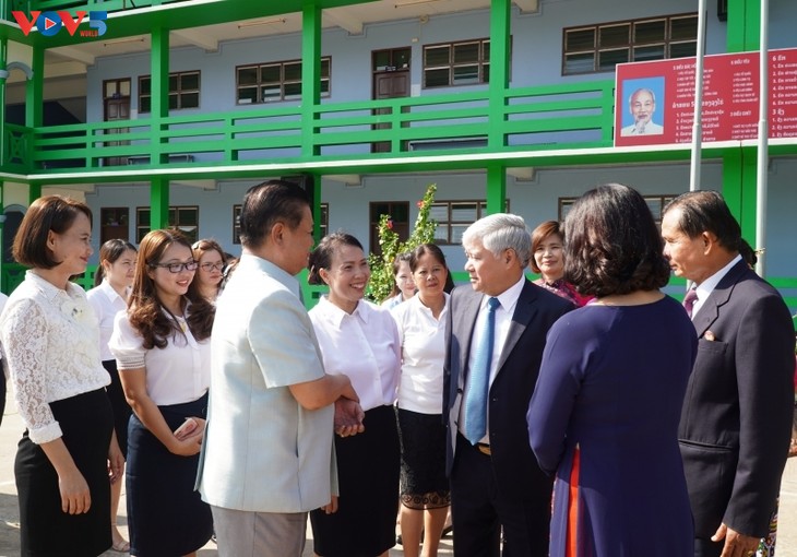 Chủ tịch Ủy ban Trung ương Mặt trận Tổ quốc Việt Nam Đỗ Văn Chiến thăm Trường song ngữ Lào - Việt Nam Nguyễn Du - ảnh 2