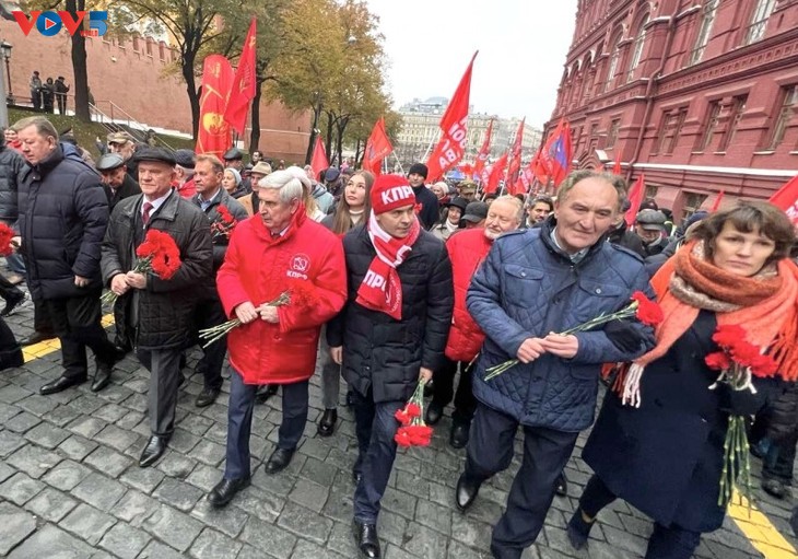Mít tinh kỷ niệm 105 năm Cách mạng tháng Mười tại Nga - ảnh 1