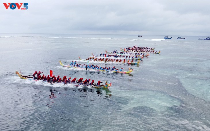 Lễ hội đua thuyền truyền thống tứ linh của người dân Lý Sơn - ảnh 1