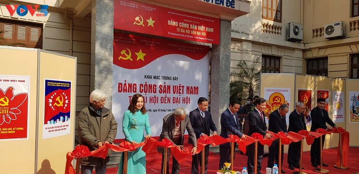 Party Congress documents and photos on display in Hanoi - ảnh 2