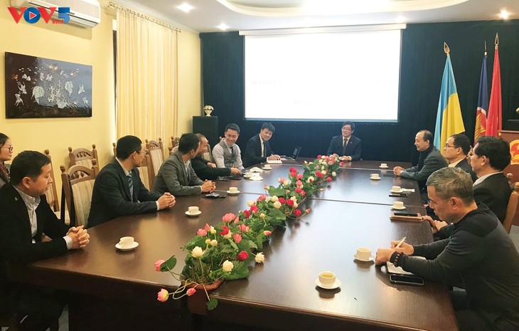 Ambassador meets Vietnamese business people in Ukraine - ảnh 1