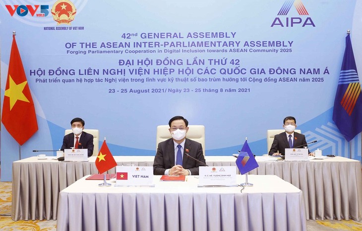 AIPA 42: Aufbau der wohlhabenden und selbstständigen ASEAN-Gemeinschaft - ảnh 1