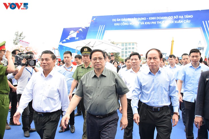 Spatenstich zum Bau der Infrastruktur der Industriezone und der nichttarifären Zone Xuan Cau  - ảnh 1
