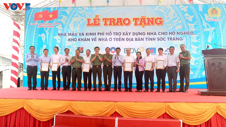 Polizeiministerium unterstützt Bedürftige in Soc Trang mit 1200 Häusern - ảnh 1