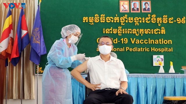 กัมพูชาจัดการฉีดวัคซีนป้องกันโควิด -19 ให้กับนักการทูตเวียดนาม - ảnh 1