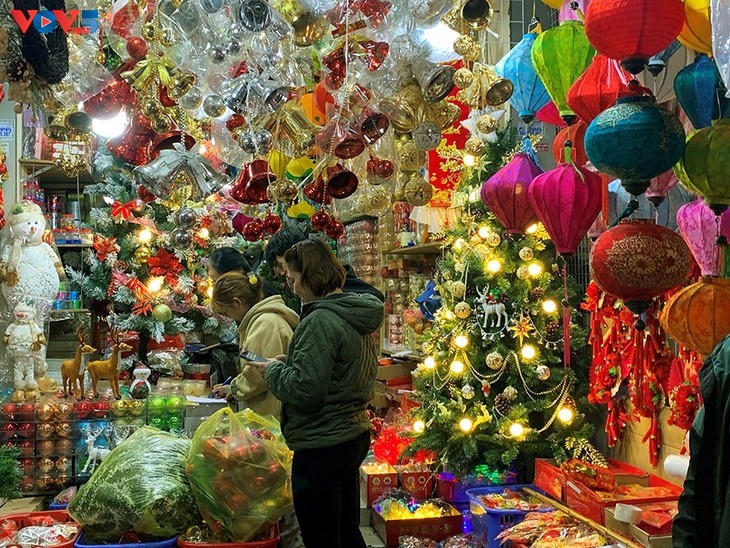 แสงสีตระการตาต้อนรับเทศกาลคริสต์มาสในกรุงฮานอย - ảnh 6
