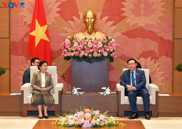 Parlamentspräsident Vuong Dinh Hue empfängt Präsidentin des Obersten laotischen Gerichtshofes - ảnh 1
