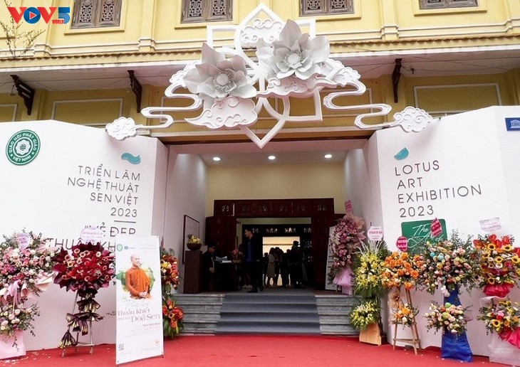 Kunstausstellung zum Ehren der reinen Schönheit von Lotus - ảnh 1