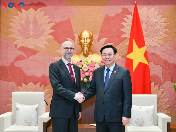Presidente del Parlamento vietnamita recibe a embajadores de Canadá y Estados Unidos - ảnh 1