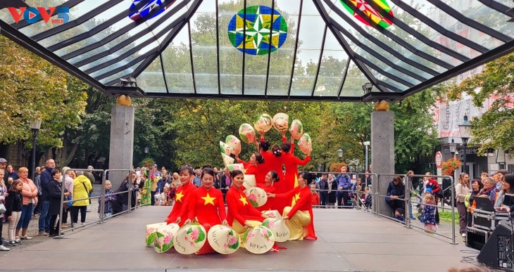 Honran la identidad cultural vietnamita a través del Día de Asia 2022 en Eslovaquia - ảnh 1
