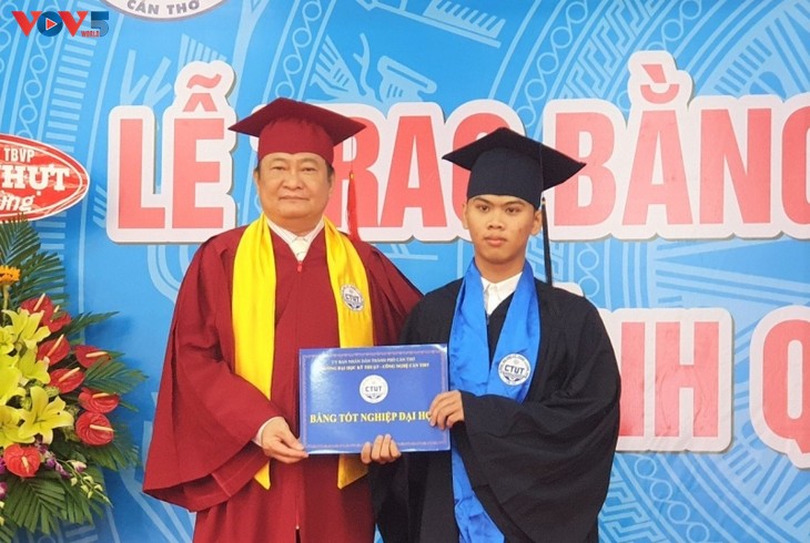 El maestro Huynh Thanh Nha y su afán permanente de educar - ảnh 2