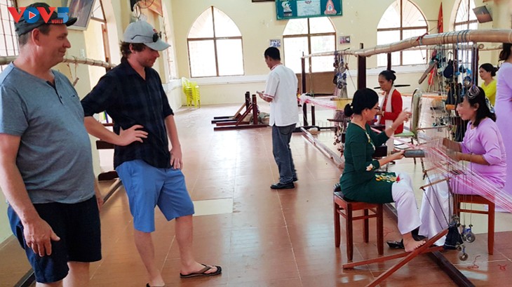Aldea artesanal en Ninh Thuan preserva tradición del tejido de brocado con el desarrollo del turismo - ảnh 2