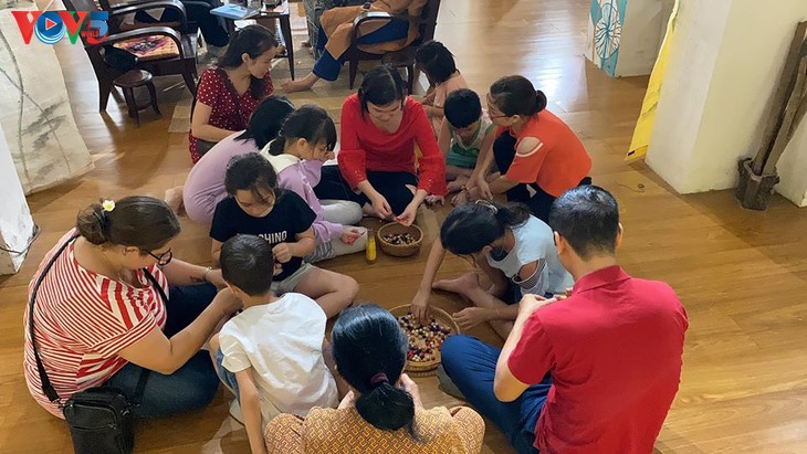 베트남 전통 견면 공예를 체험하는 아이들 - ảnh 8