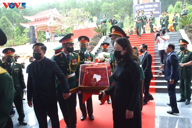 La vice-présidente de la République rend hommage aux soldats morts pour la patrie - ảnh 1