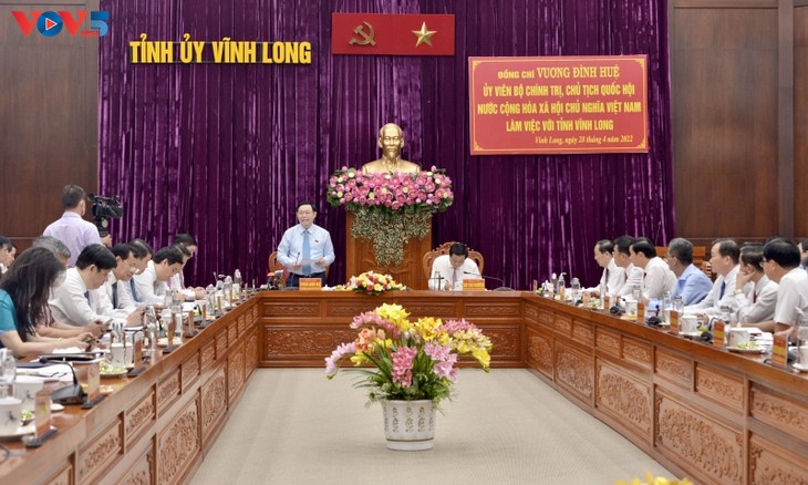 Vuong Dinh Huê rencontre la permanence du comité du Parti de la province de Vinh Long - ảnh 1