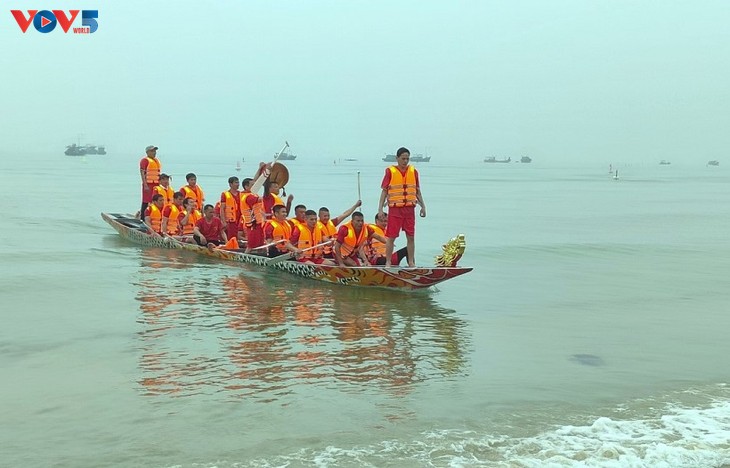 Première course de bateaux entre les districts insulaires du pays - ảnh 2