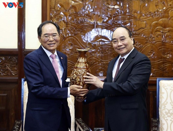 L’ambassadeur sud-coréen Park Noh Wan reçu par Nguyên Xuân Phuc - ảnh 1
