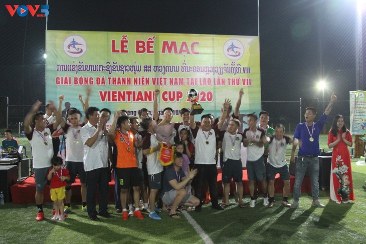 Bế mạc giải bóng đá giao hữu của người Việt Nam tại Lào - ảnh 1