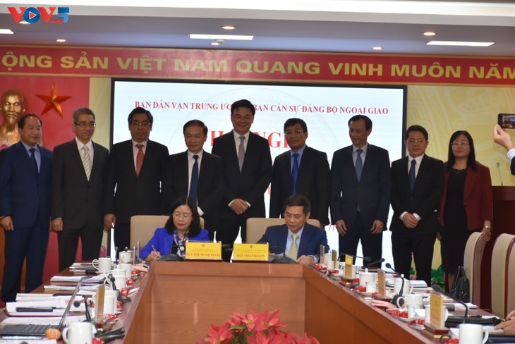 Ban Dân vận TƯ và Ban Cán sự đảng Bộ Ngoại giao tăng cường phối hợp về công tác với người Việt Nam ở nước ngoài  - ảnh 4