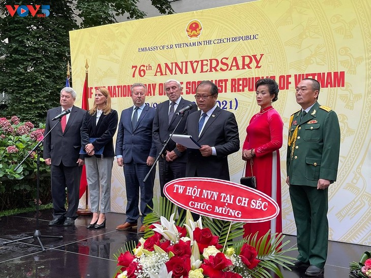 สถานทูตเวียดนามประจำประเทศต่างๆจัดกิจกรรมรำลึกครบรอบ 76ปีวันชาติเวียดนาม - ảnh 1