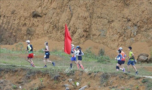 Carrera de maratón para descubrir la antigua pista de piedra PaVi en Lai  Chau