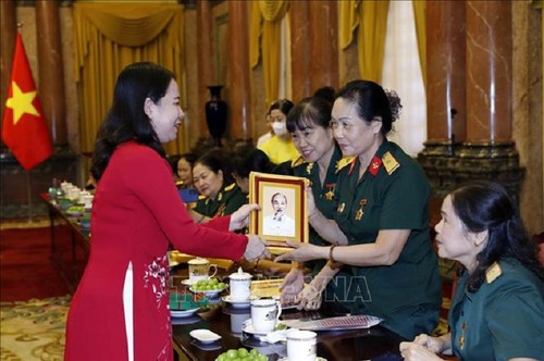 Líderes de Vietnam reunidos con personas con méritos revolucionarios