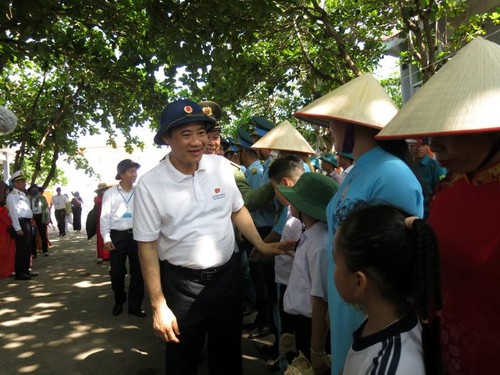 “Emotional Visit to Truong Sa: Generous Gifts and Deep Affection from Party’s Internal Affairs Sector”