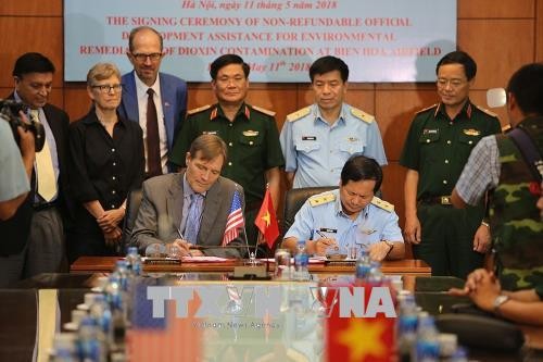 Die Usa Und Vietnam Unterzeichnen Die Vereinbarung Zur Entseuchung Des Dioxin Giftstoffs In Bien Hoa