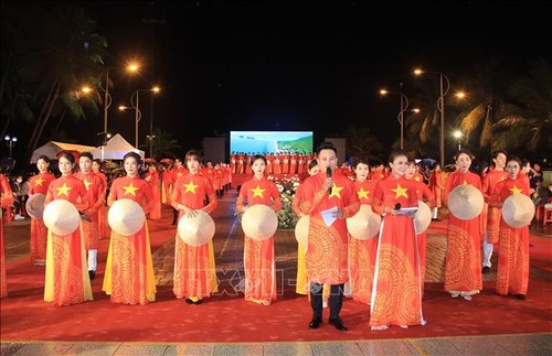 2023 냐짱 바다 페스티벌에서 아오자이 축제 개최