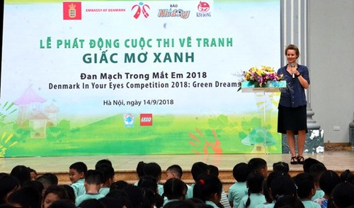 Trẻ em Việt Nam làm cho chúng tôi cảm thấy tự hào về làn sóng sáng tạo mới của họ. Tìm hiểu thêm về cộng đồng các kiến tạo nhỏ bé của chúng ta và hãy vẽ tranh cùng cả gia đình.