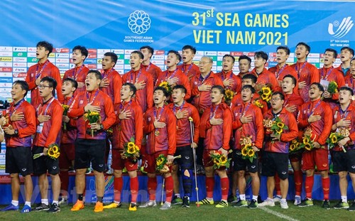 Đội tuyển bóng đá SEA Games giành chiến thắng ngoạn mục, khiến toàn quốc tuôn mưa niềm vui. Hãy cùng xem hình ảnh đội tuyển và chiều lòng người hâm mộ qua màn múa cột tuyết của các cầu thủ.