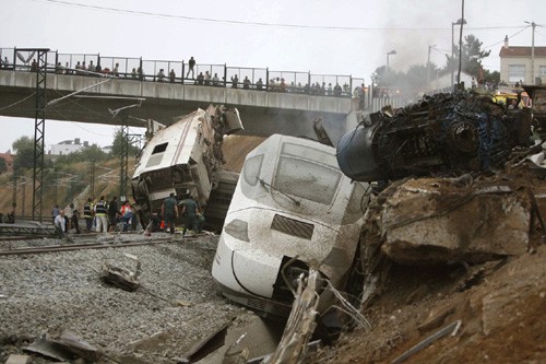 スペイン列車脱線 死亡６０人以上