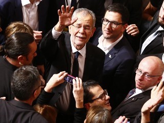 オーストリア 大統領が就任 ポピュリズムとの対決訴え