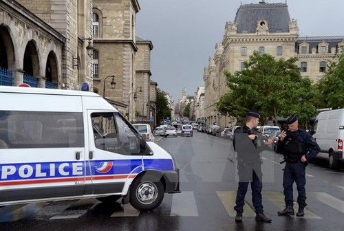 パリで男が警察官襲う テロの疑いも