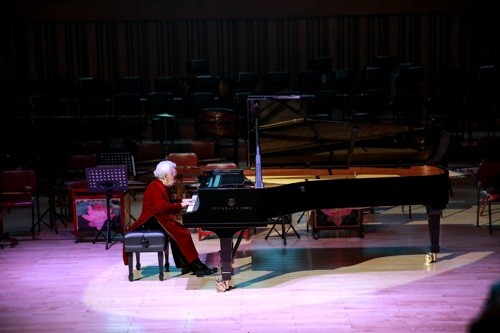 百歳の現役ピアニストは芸術家の母
