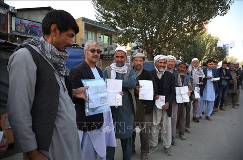 アフガニスタン議会選挙 ようやく投票もテロ相次ぎ28人死亡