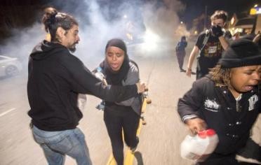 米カリフォルニア州でデモ隊が暴徒化 黒人死亡で警察に抗議