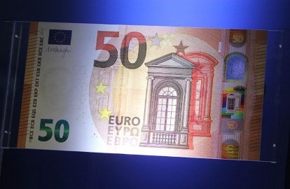 欧州中銀、新５０ユーロ紙幣を披露 偽造防止技術駆使