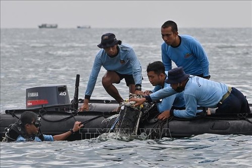 インドネシア国内線旅客機墜落、ブラックボックスの回収急ぐ