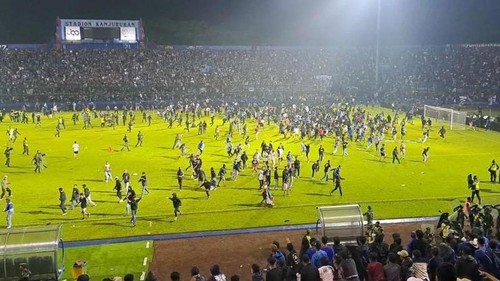 インドネシア サッカー場 試合後に暴動で129人死亡