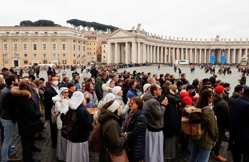 前ローマ教皇・ベネディクト16世の遺体がサンピエトロ大聖堂に安置