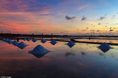 Cánh đồng muối Việt Nam lọt vào Top điểm đến ngắm hoàng hôn đẹp nhất