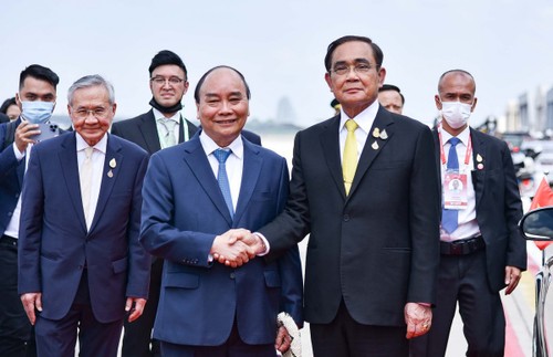 President arrives in Bangkok for Thailand visit and APEC Summit