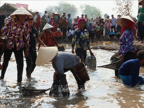 Cambodian villagers celebrate traditional fishing festival in