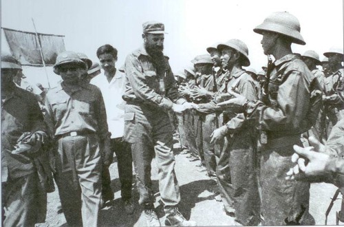 Hombre con uniforme médico militar mostrando a un visitante el
