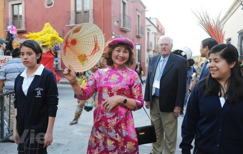 Vietnam presenta su traje tradicional durante un evento cultural en México