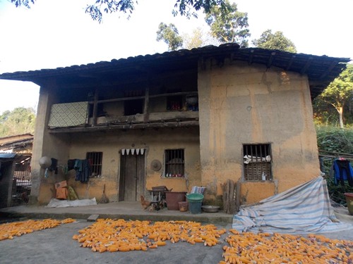 Las tradicionales casas de tierra compactada de los Nung en Lao Cai